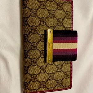 AUTHENTIC GUCCI limited edition wallet in a beautiful purple.